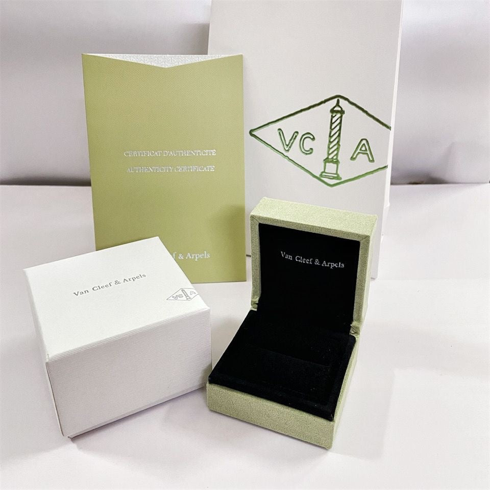 {
"Royal&Vicky": "Royal&Vicky",
"VA CLOVER BRACELET NECKLACE RING BOX GIFT BAG": "VA KLEEBLATT ARMBAND HALSKETTE RING SCHMUCKKASTEN GESCHENKTÜTE"
}
