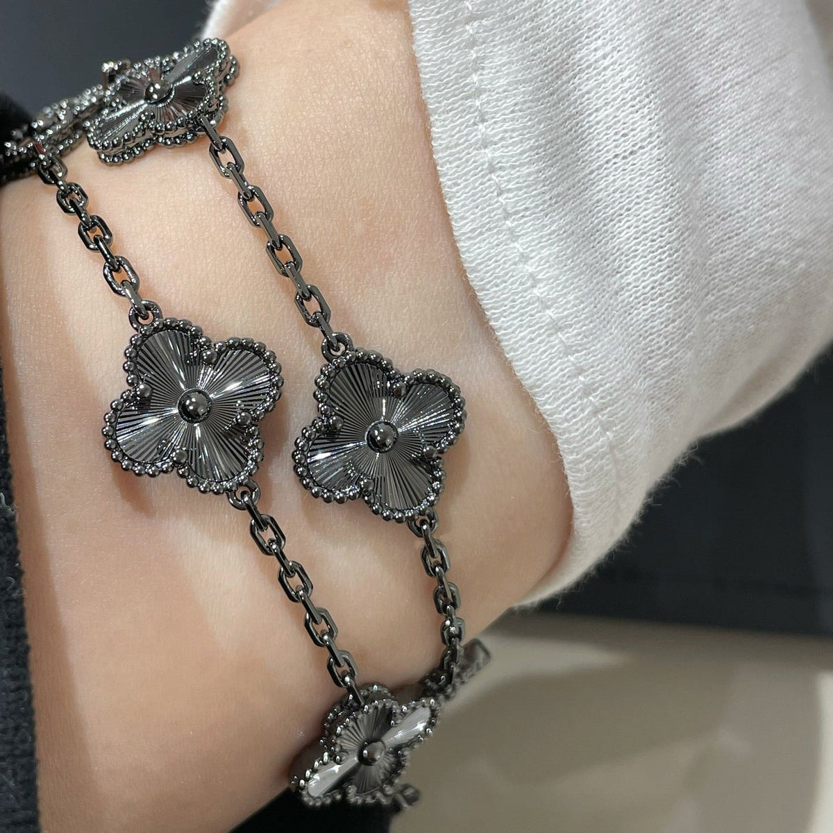 [Royal&Vicky]CLOVER 5 MOTIF BLACK BRACELET