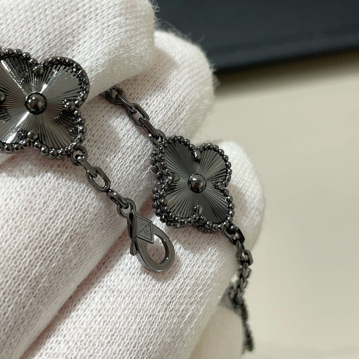 [Royal&Vicky]CLOVER 5 MOTIF BLACK BRACELET