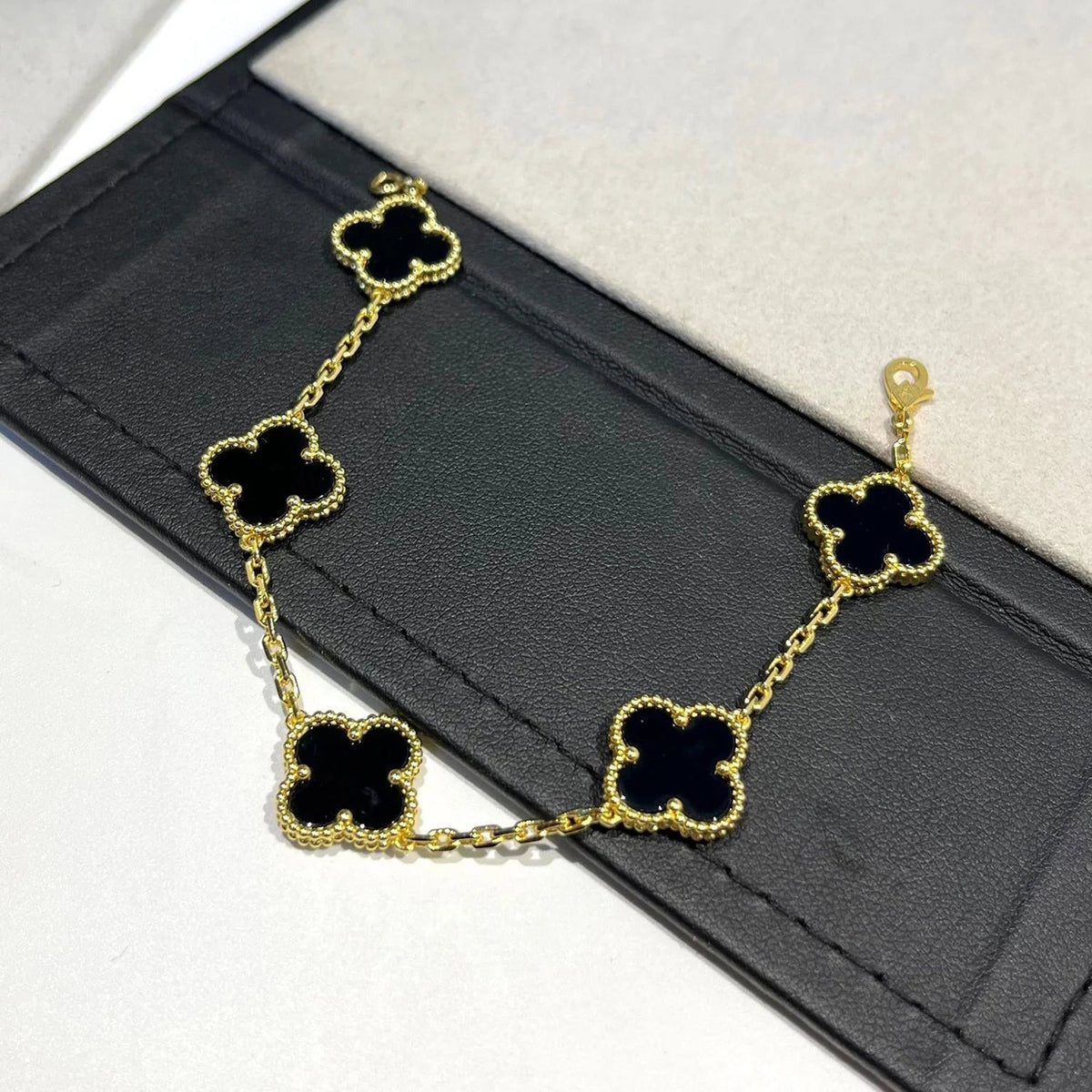 [Royal&Vicky]LUCKY CLOVER 5-MOTIF BRACELET - BLACK OXNY COLLECTION