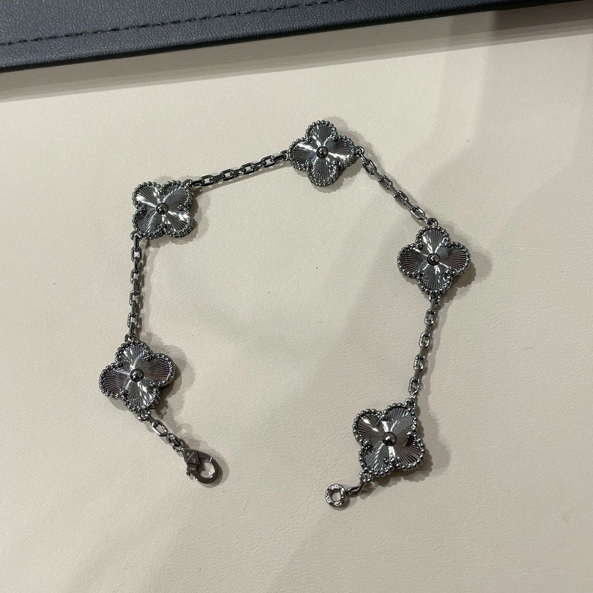 [Royal&Vicky]CLOVER 5 MOTIF BLACK BRACELET