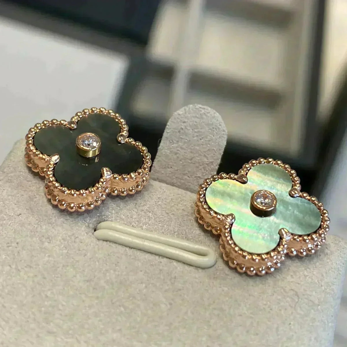 [Royal&Vicky]CLOVER MEDIUM 1 MOTIFS GRAY MOP  DIAMOND EARRINGS