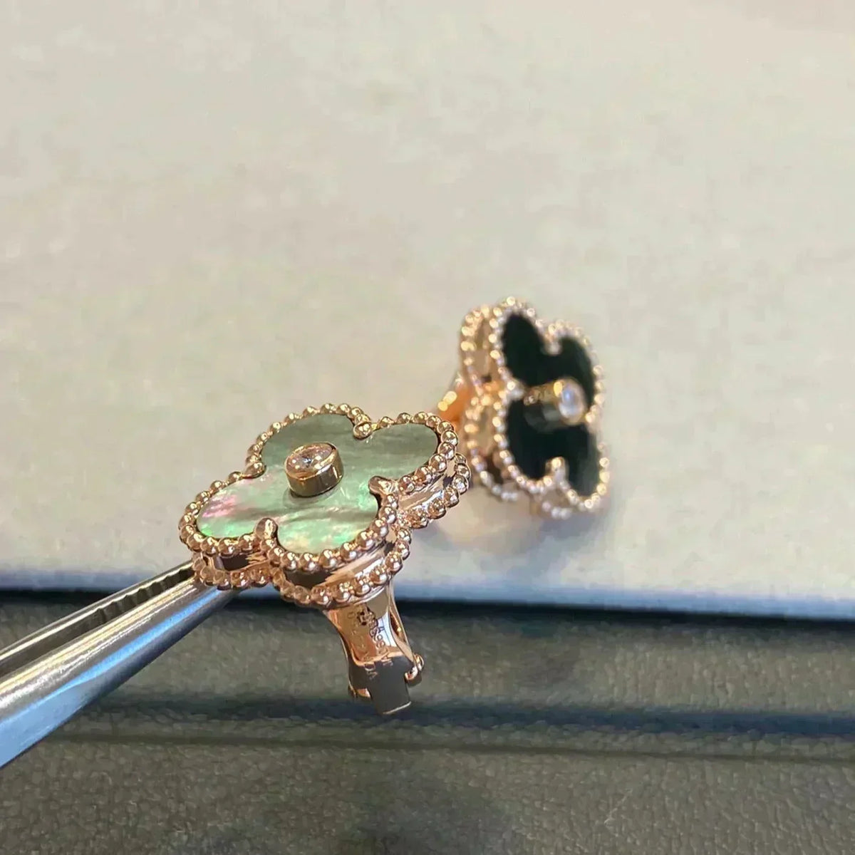 [Royal&Vicky]CLOVER MEDIUM 1 MOTIFS GRAY MOP  DIAMOND EARRINGS