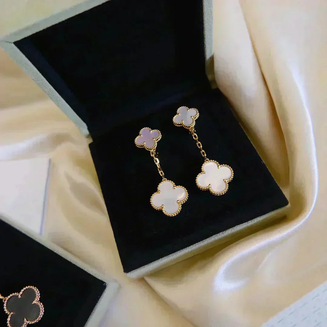 [Royal&Vicky]CLOVER 2 MOTIF WHITE MOP EARRINGS