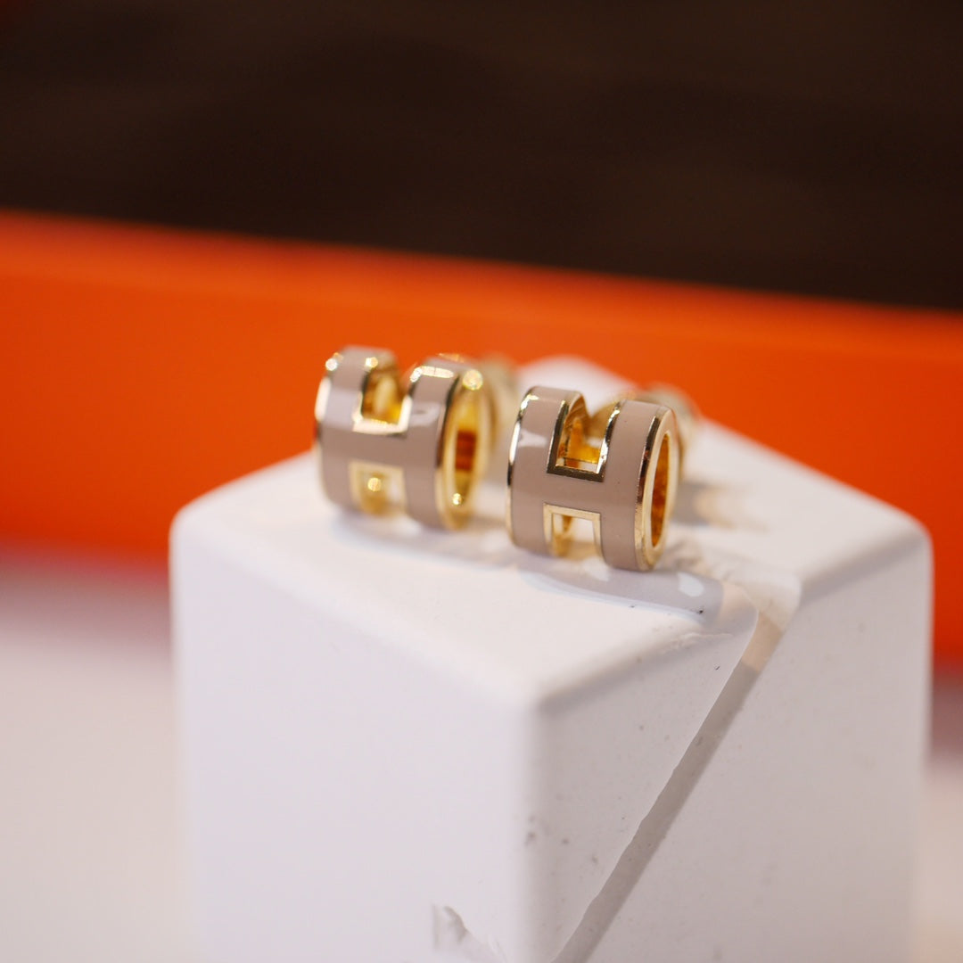 [Royal&Vicky]MINI POP H GOLD EARRINGS GREY