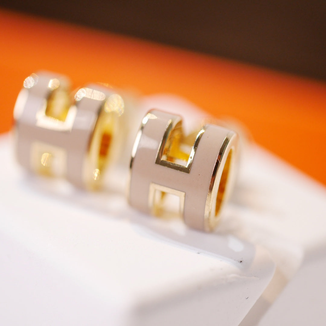 [Royal&Vicky]MINI POP H GOLD EARRINGS GREY