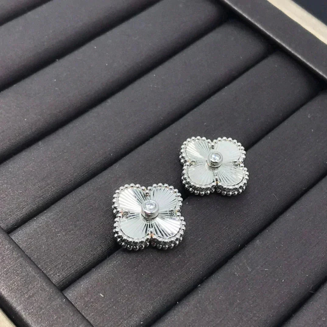 [Royal&Vicky]CLOVER MINI 9.5MM LASER EARRINGS