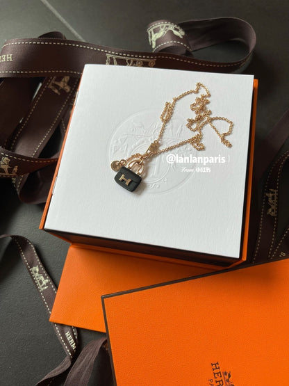 [Royal&Vicky]CONSTANCE BLACK PEDANT PINK GOLD NECKLACE