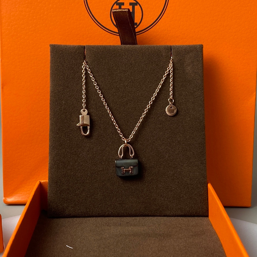 [Royal&Vicky]CONSTANCE BLACK PEDANT PINK GOLD NECKLACE