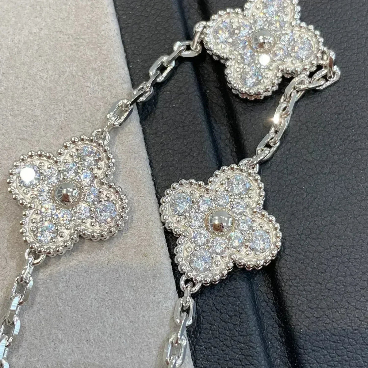 [Royal&Vicky]LUCKY CLOVER 5-MOTIF BRACELET - FULL-DIAMOND