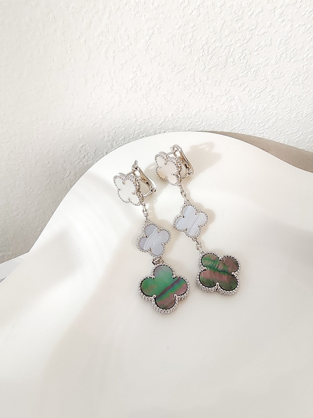 [Royal&Vicky]CLOVER 3 MOTIFS CHALCEDONY DARK MOP SILVER EARRINGS