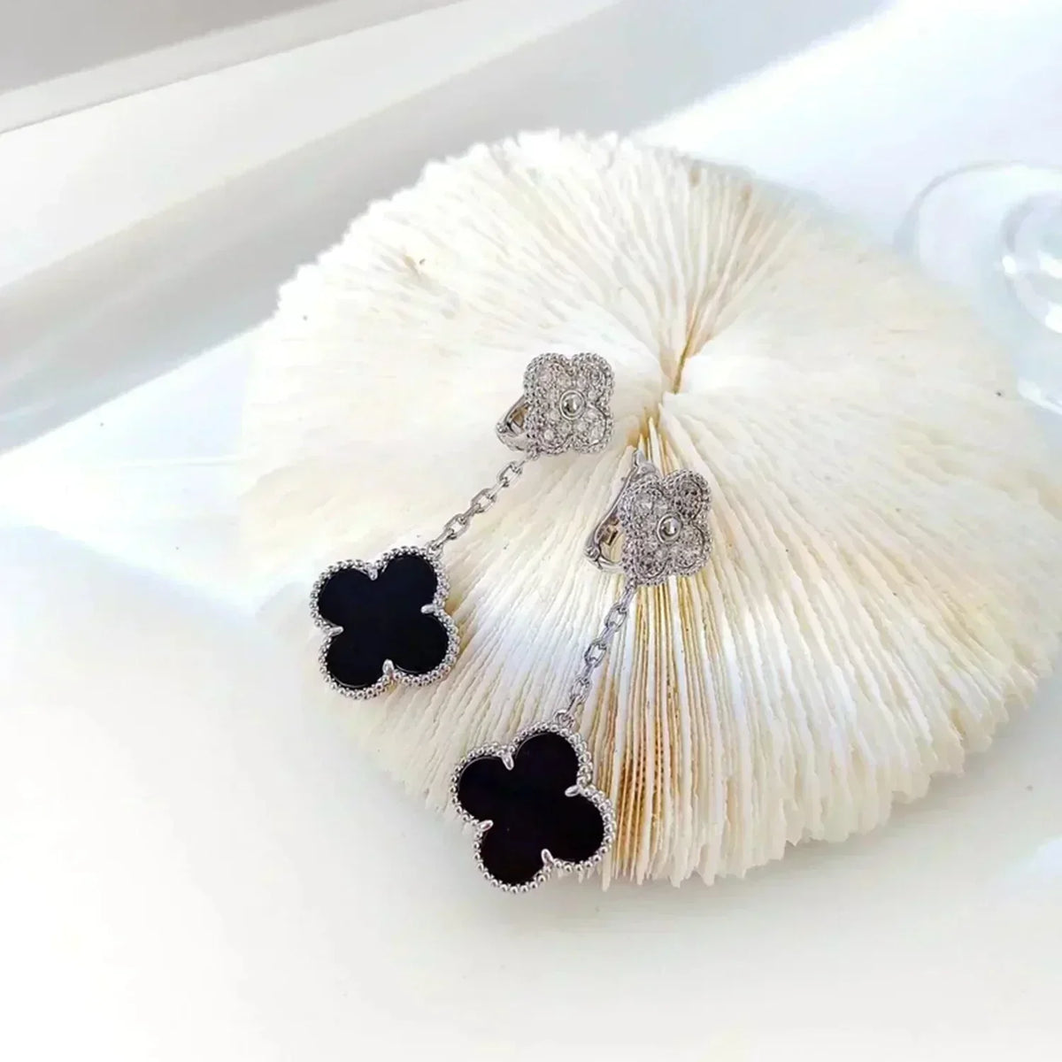 [Royal&Vicky]CLOVER 2 MOTIFS  DIAMOND ONYX EARRINGS SILVER