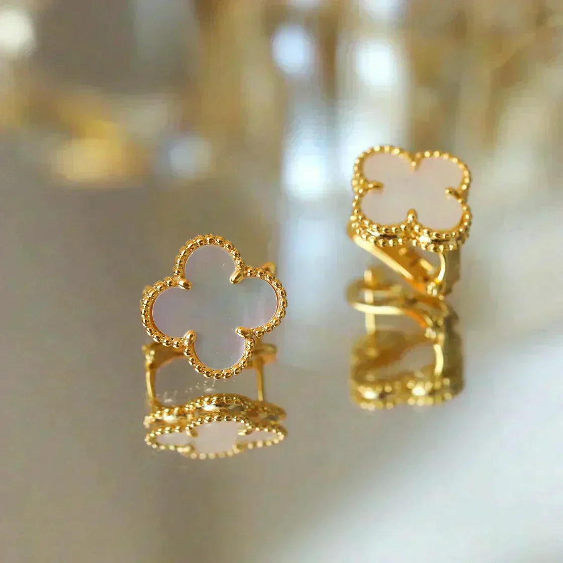 [Royal&Vicky]CLOVER MEDIUM 1 MOTIFS  WHITE MOP STUD EARRINGS