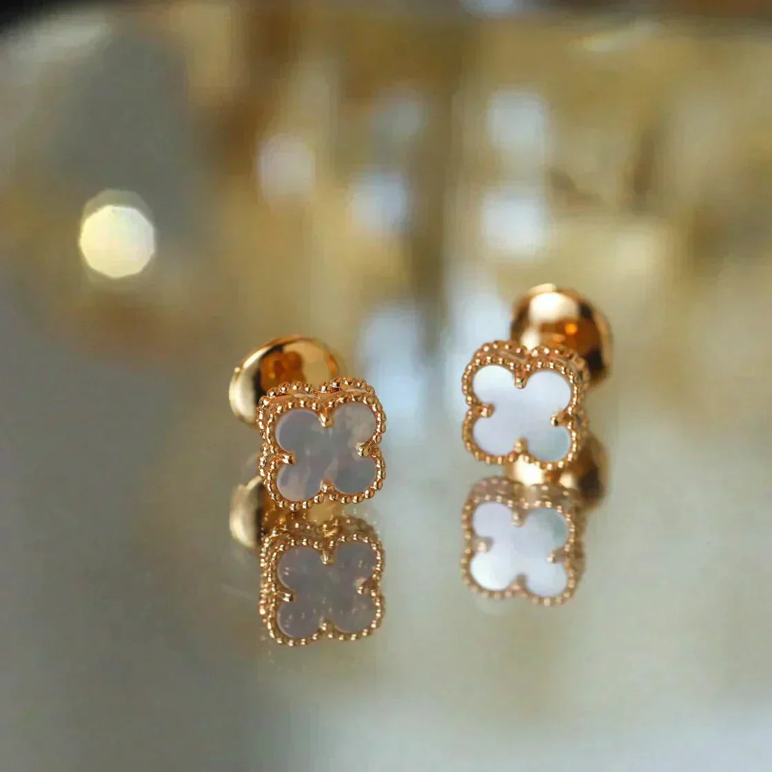 [Royal&Vicky]CLOVER MINI 9.5MM WHITE MOP EARRINGS