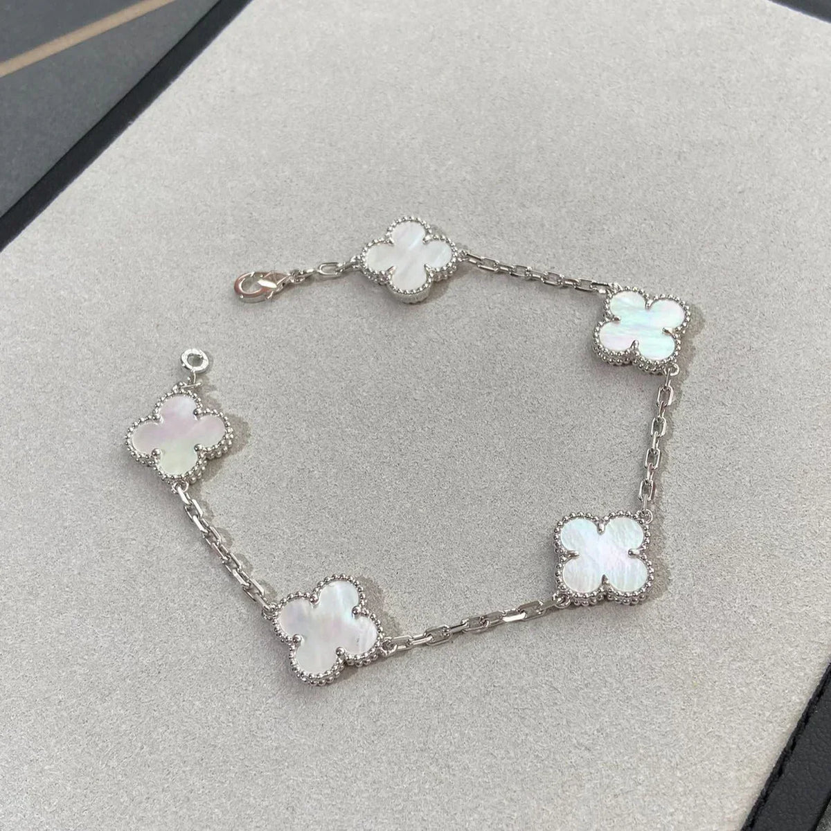 [Royal&Vicky]LUCKY CLOVER 5-MOTIF BRACELET - WHITE MOTHER-OF-PEARL COLLECTION