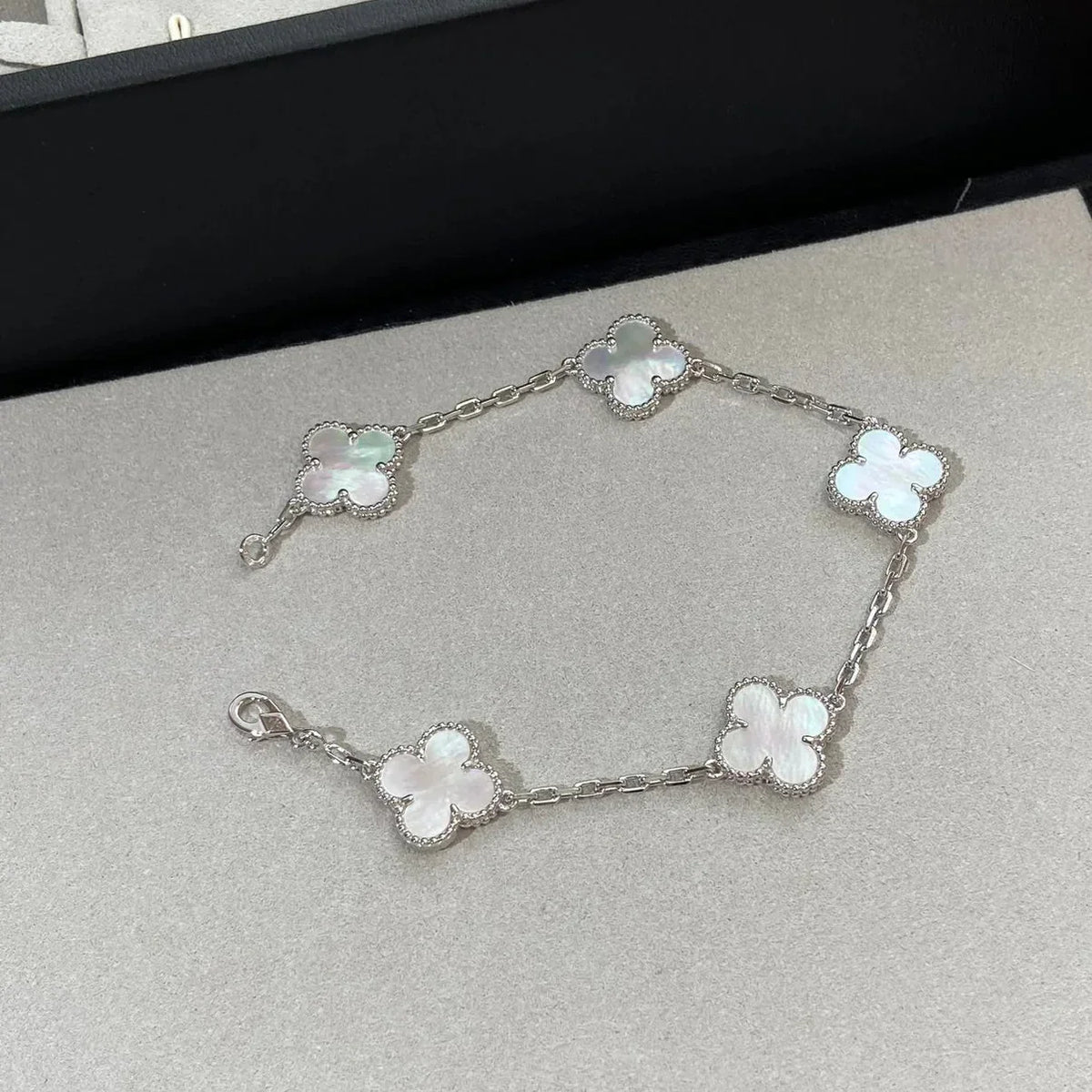 [Royal&Vicky]LUCKY CLOVER 5-MOTIF BRACELET - WHITE MOTHER-OF-PEARL COLLECTION