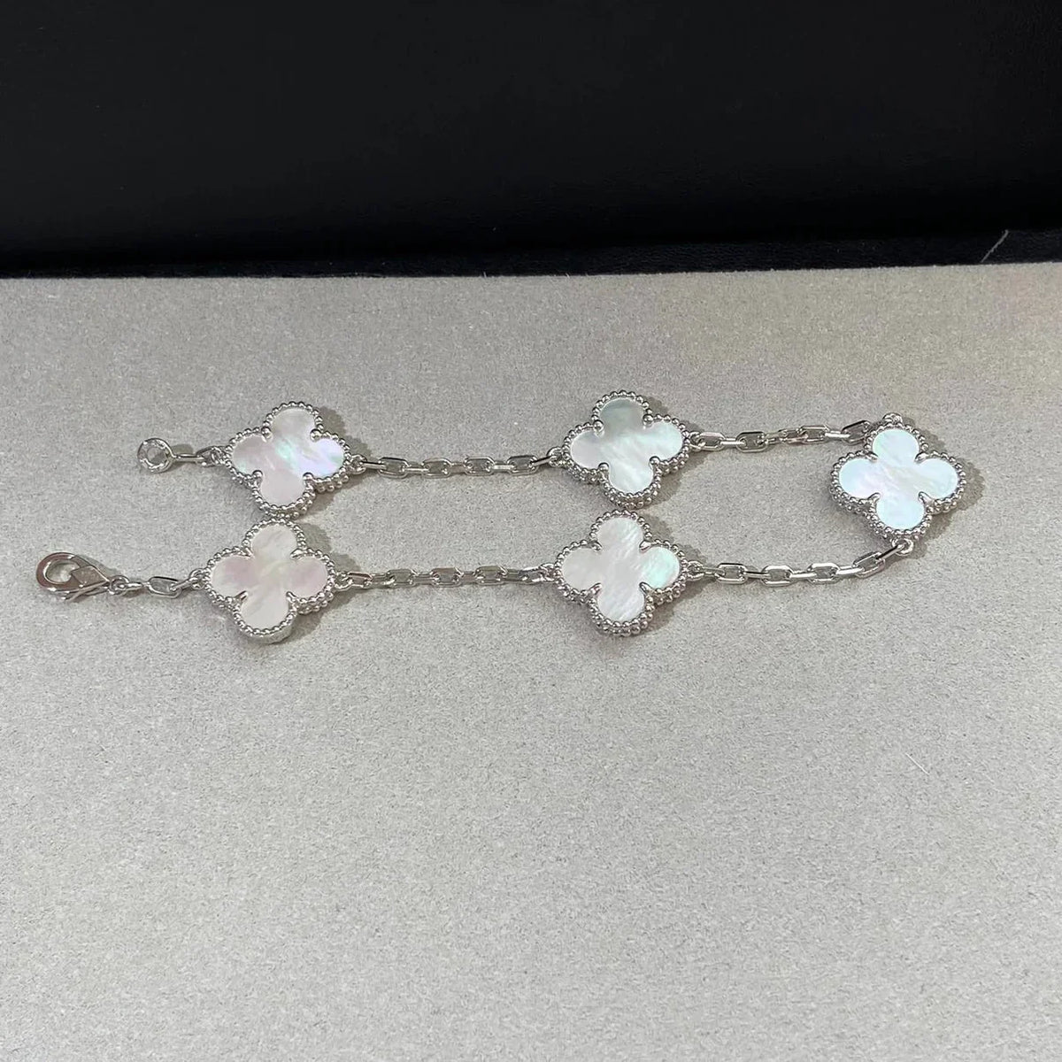[Royal&Vicky]LUCKY CLOVER 5-MOTIF BRACELET - WHITE MOTHER-OF-PEARL COLLECTION