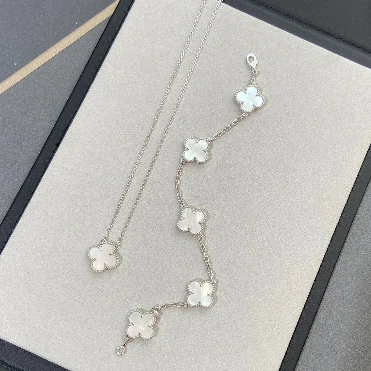 [Royal&Vicky]LUCKY CLOVER 5-MOTIF BRACELET - WHITE MOTHER-OF-PEARL COLLECTION