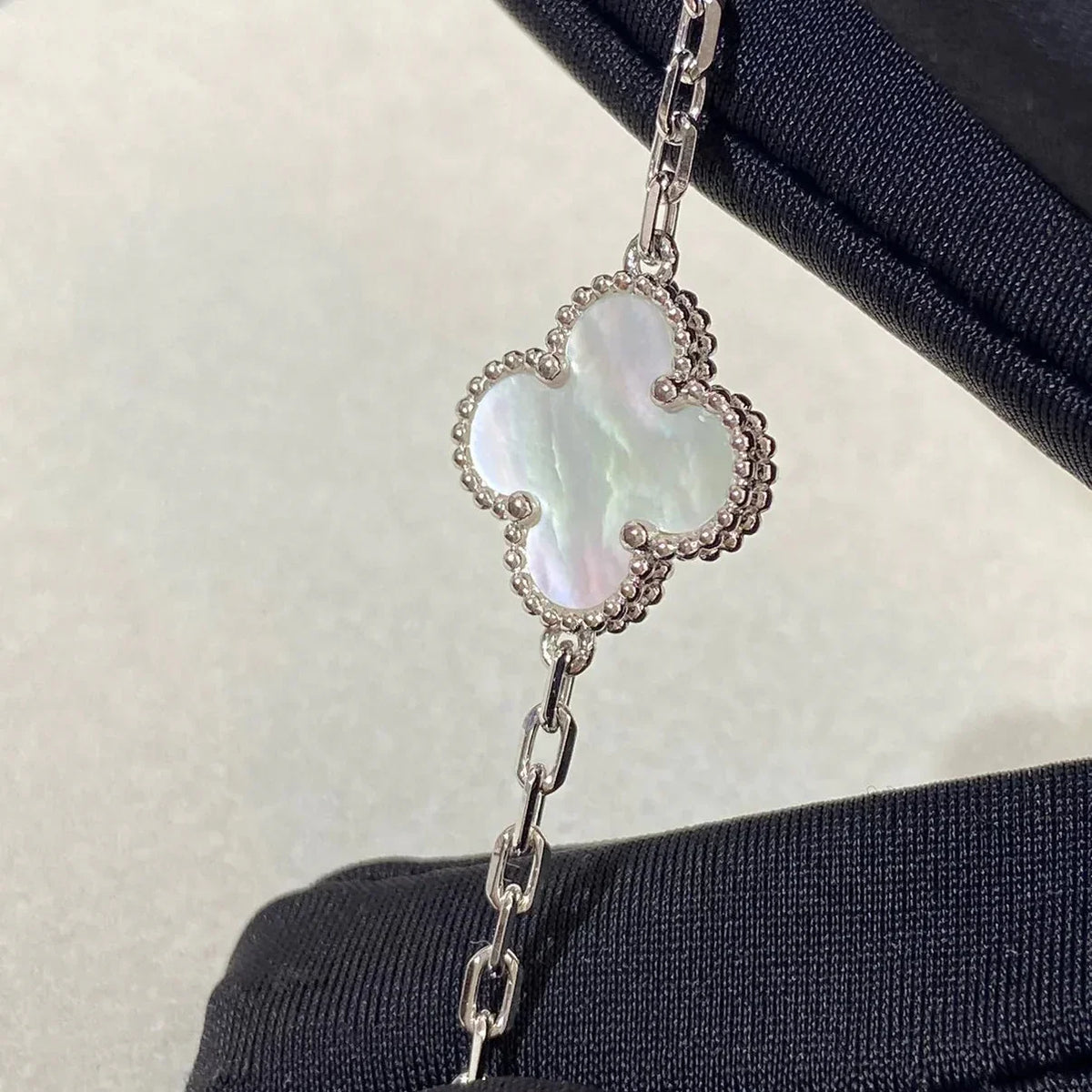 [Royal&Vicky]LUCKY CLOVER 5-MOTIF BRACELET - WHITE MOTHER-OF-PEARL COLLECTION
