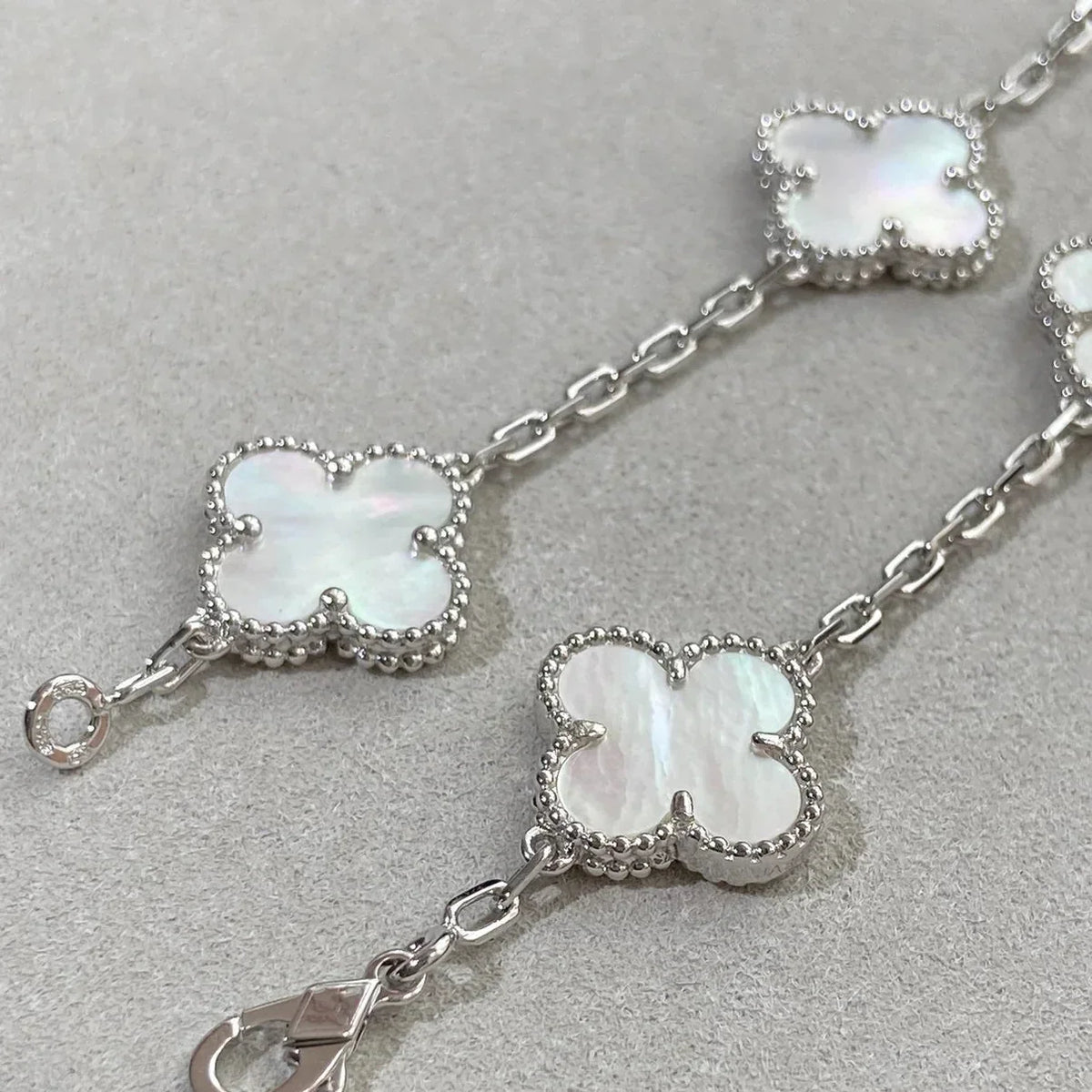 [Royal&Vicky]LUCKY CLOVER 5-MOTIF BRACELET - WHITE MOTHER-OF-PEARL COLLECTION