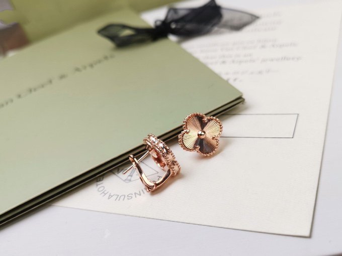 [Royal&Vicky]CLOVER MEDIUM STUD EARRINGS