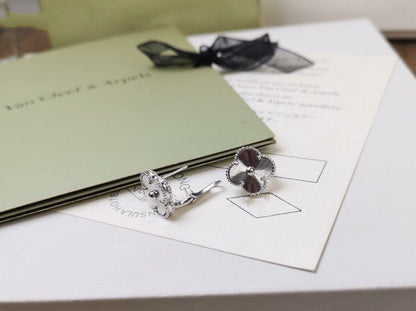 [Royal&Vicky]CLOVER MEDIUM STUD EARRINGS