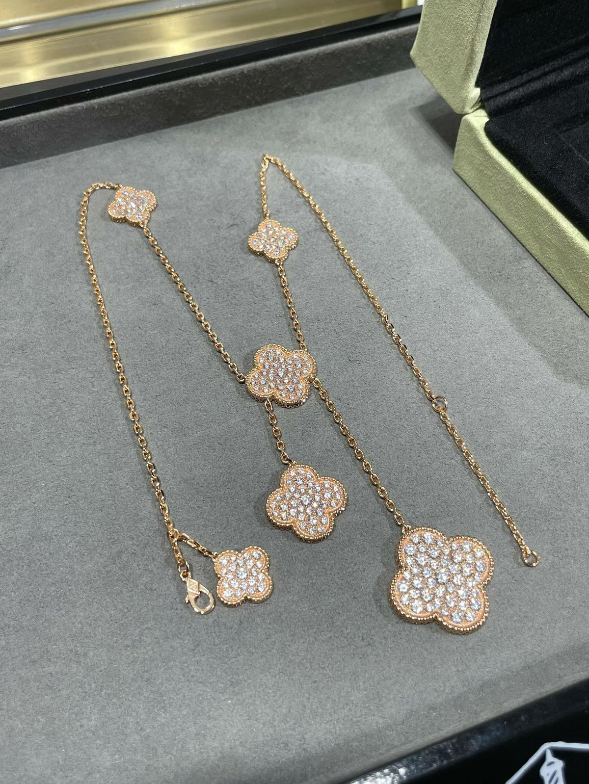 [Royal&Vicky]CLOVER 6 MOTIF DIAMOND PAVED NECKLACE