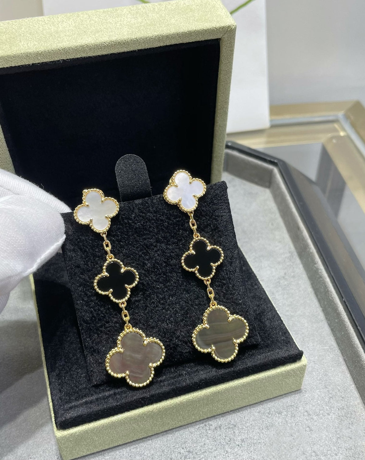 [Royal&Vicky]CLOVER 3 MOTIF MOP ONYX DARK MOP PINK GOLD EARRINGS