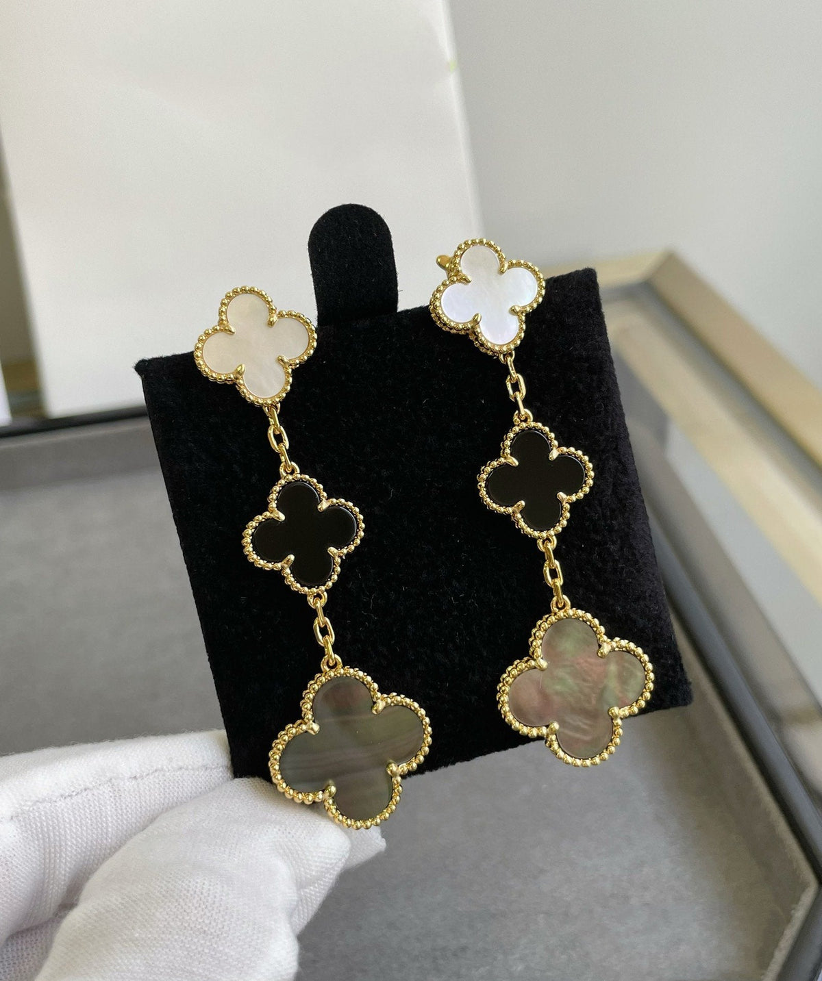 [Royal&Vicky]CLOVER 3 MOTIF MOP ONYX DARK MOP PINK GOLD EARRINGS