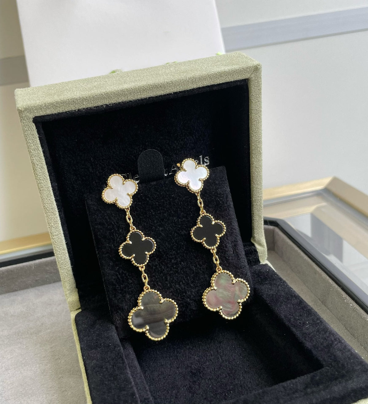 [Royal&Vicky]CLOVER 3 MOTIF MOP ONYX DARK MOP PINK GOLD EARRINGS