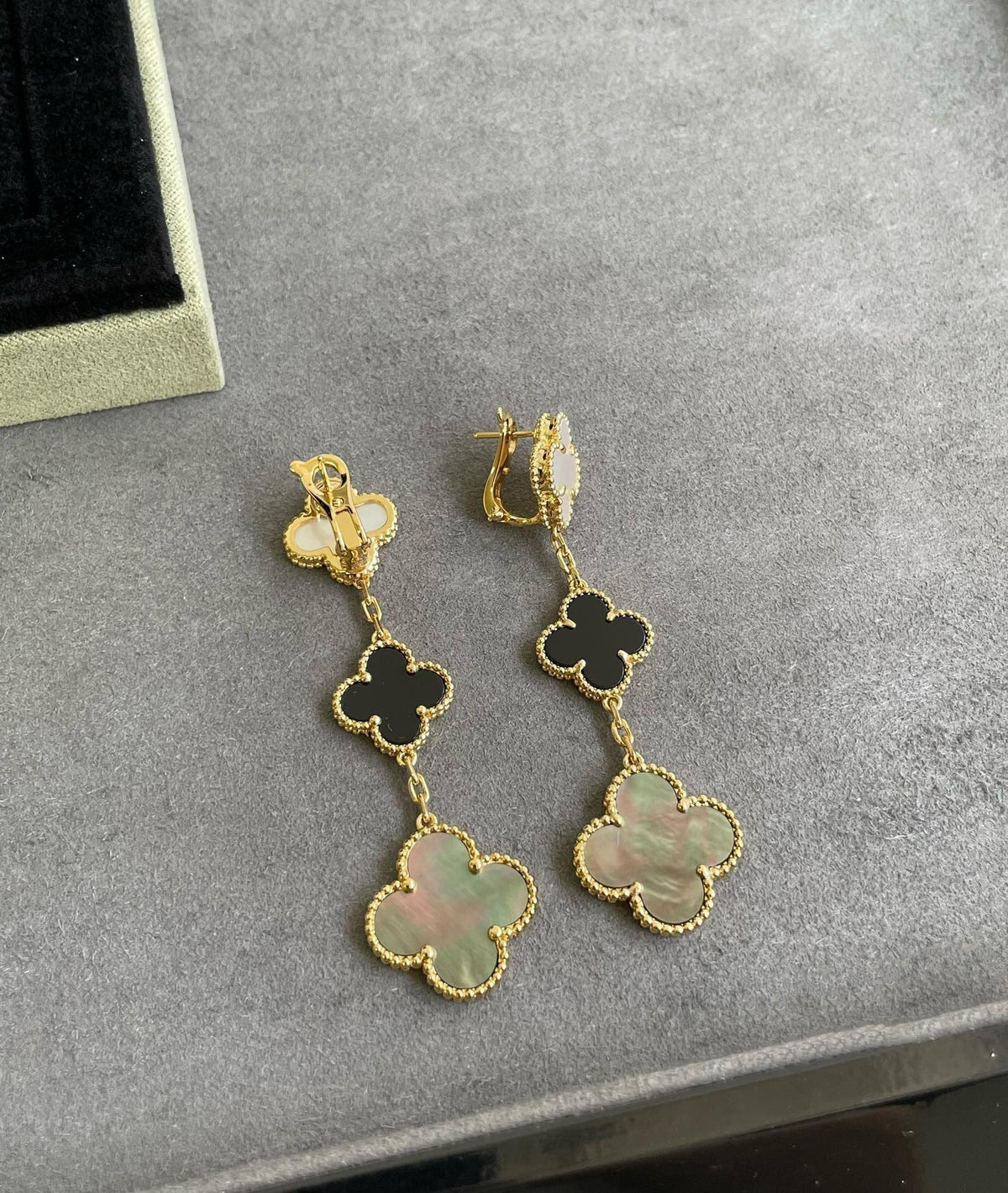[Royal&Vicky]CLOVER 3 MOTIF MOP ONYX DARK MOP PINK GOLD EARRINGS