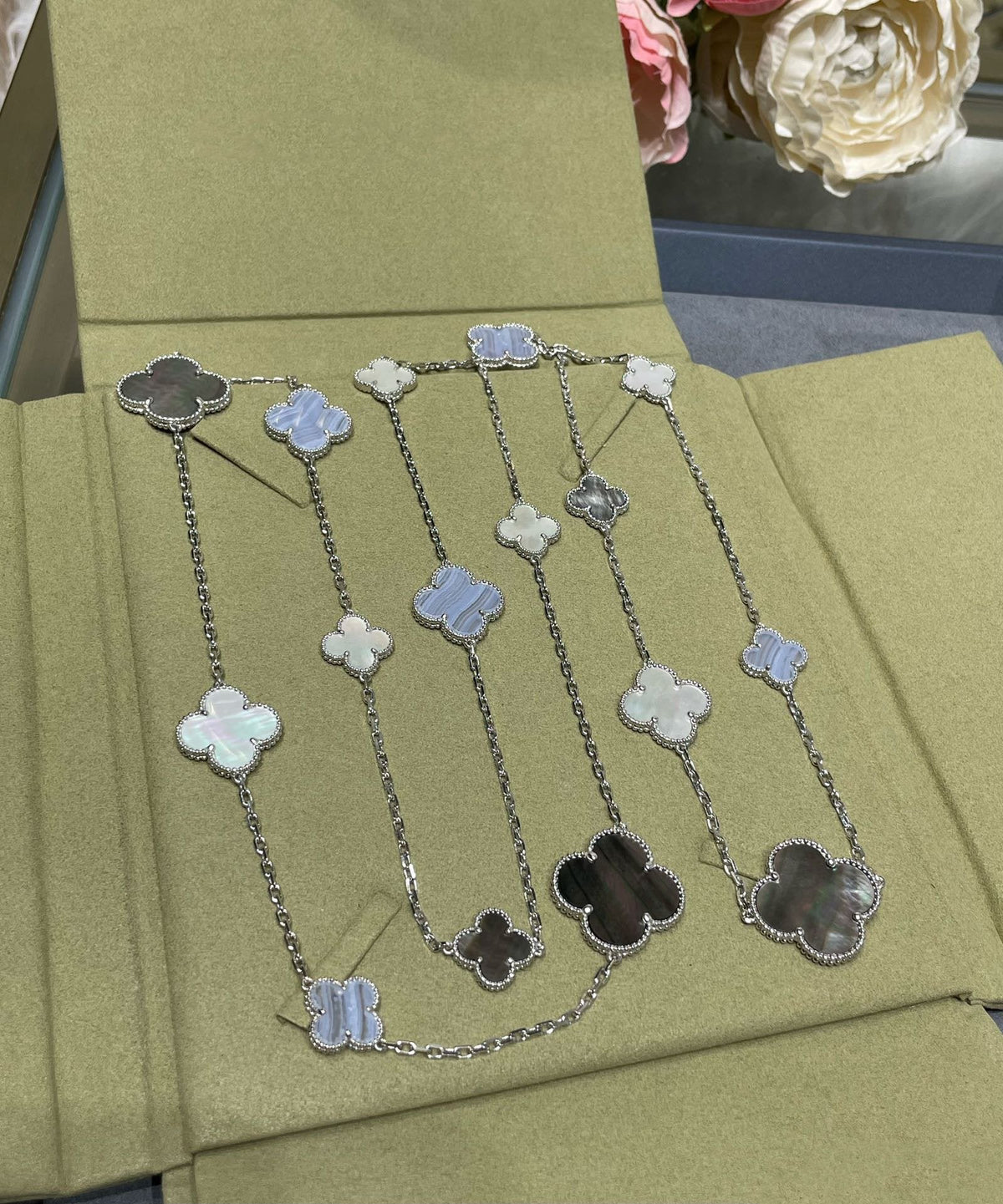 [Royal&Vicky]CLOVER 16 MOTIF CHALCEDONY MOP SILVER NECKLACE