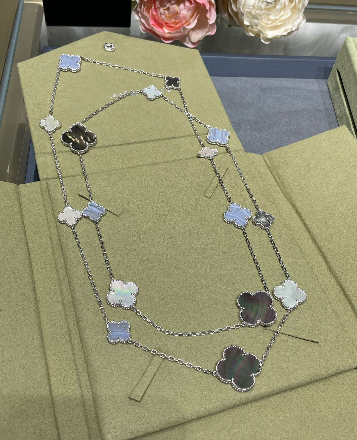 [Royal&Vicky]CLOVER 16 MOTIF CHALCEDONY MOP SILVER NECKLACE