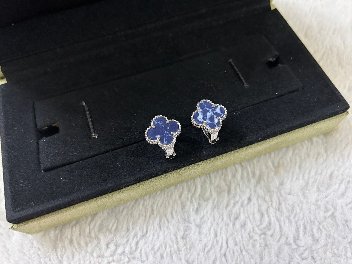 [Royal&Vicky]CLOVER PIETERSITE MEDIUM STUD EARRINGS