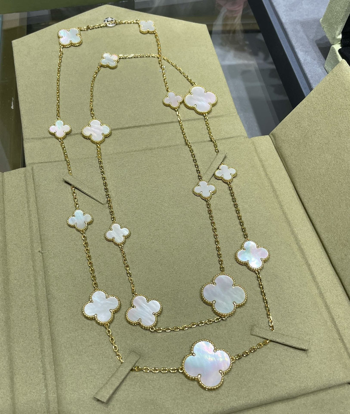 [Royal&Vicky]CLOVER 16 MOTIF WHITE MOP GOLD NECKLACE