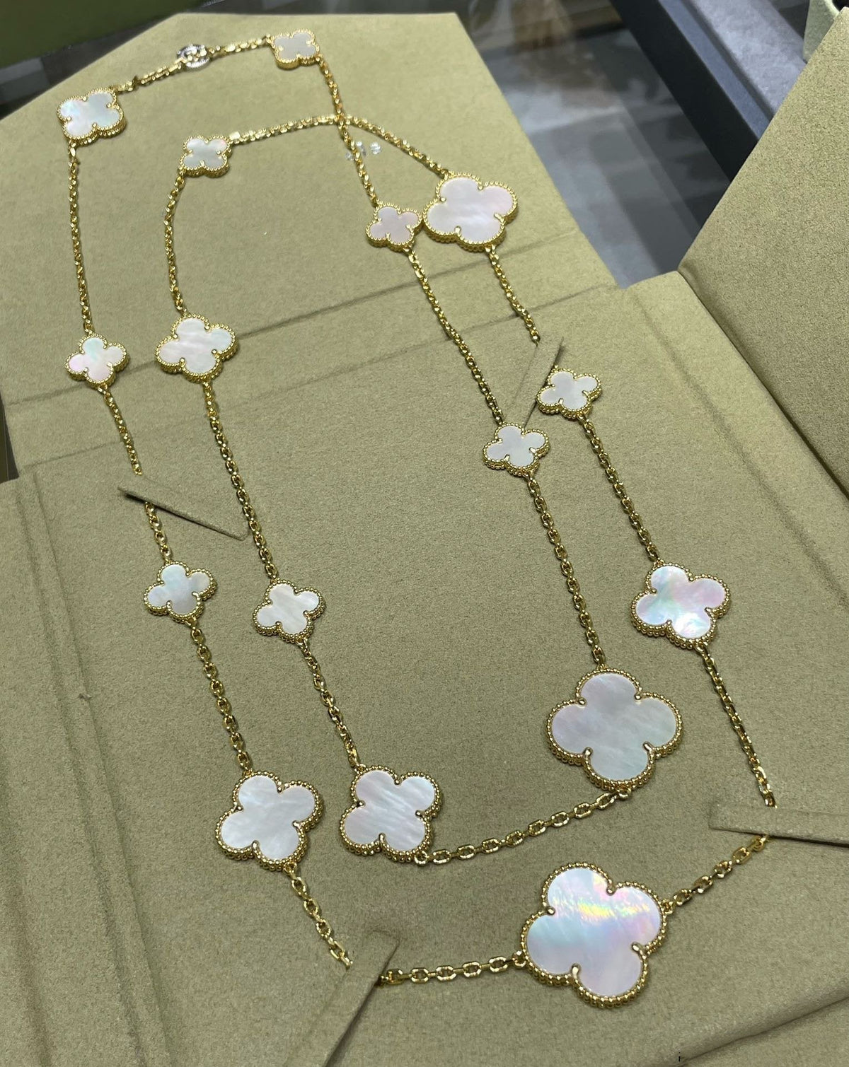[Royal&Vicky]CLOVER 16 MOTIF WHITE MOP GOLD NECKLACE
