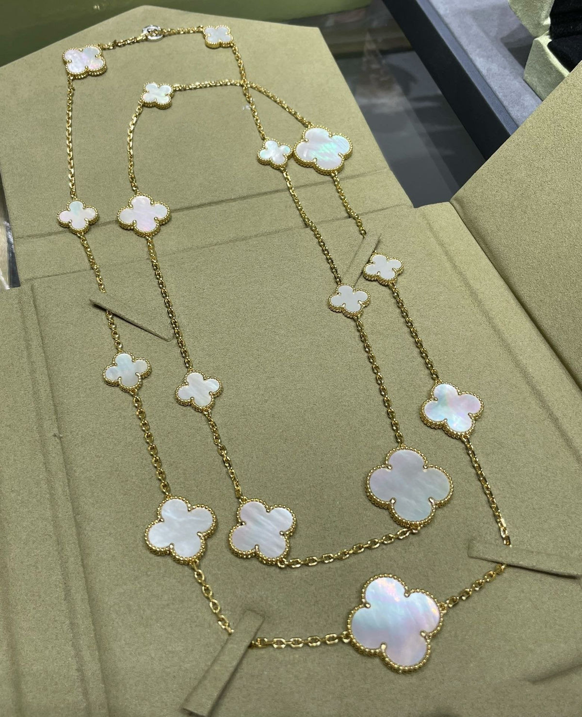 [Royal&Vicky]CLOVER 16 MOTIF WHITE MOP GOLD NECKLACE