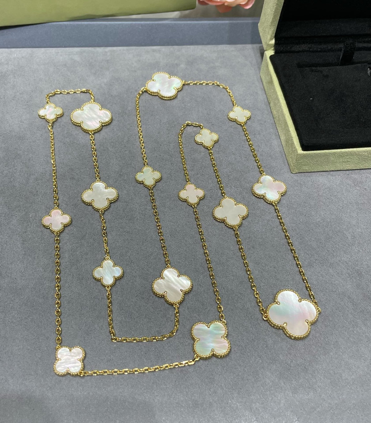 [Royal&Vicky]CLOVER 16 MOTIF WHITE MOP GOLD NECKLACE