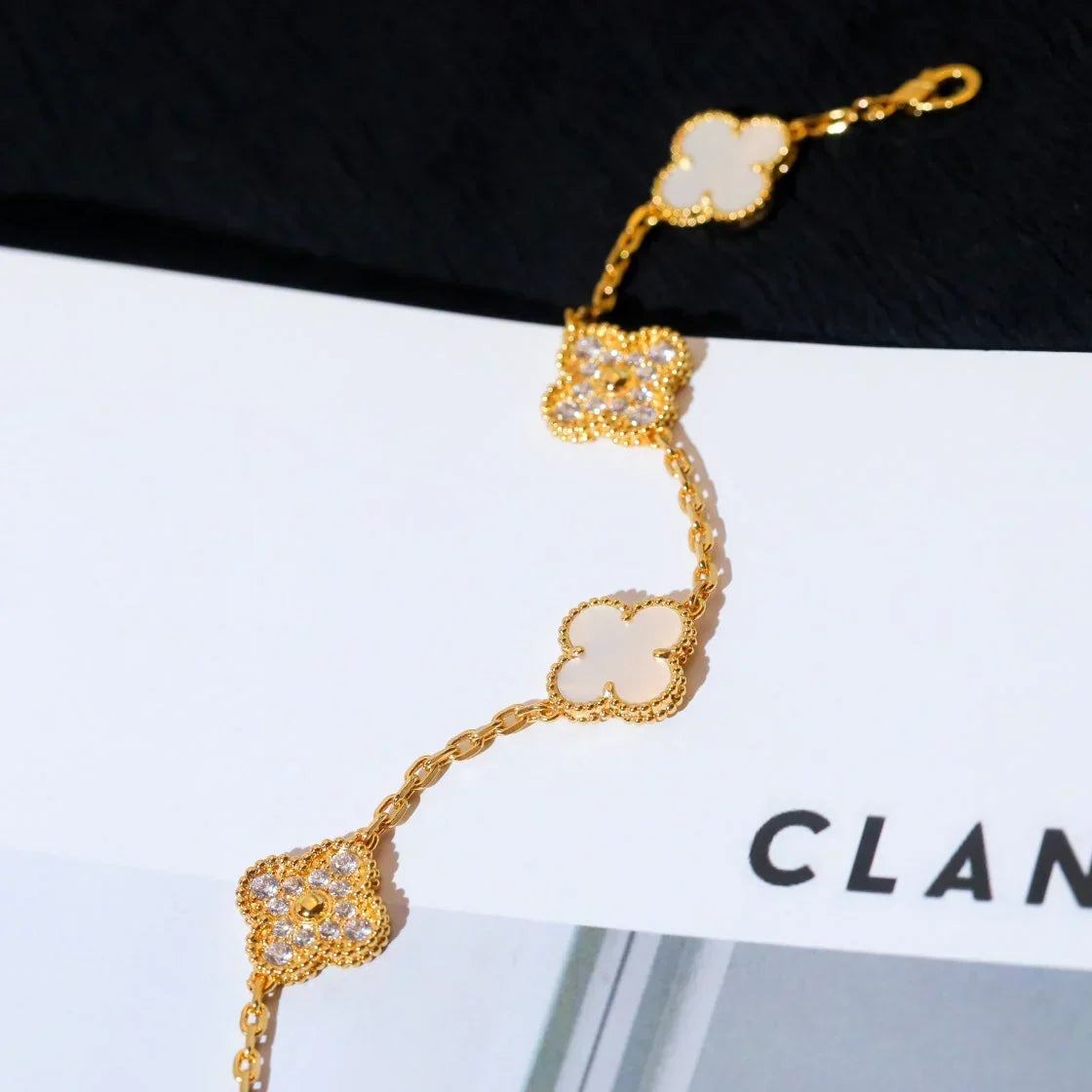 [Royal&Vicky]LUCKY CLOVER 5-MOTIF BRACELET - WHITE MOTHER-OF-PEARL COLLECTION
