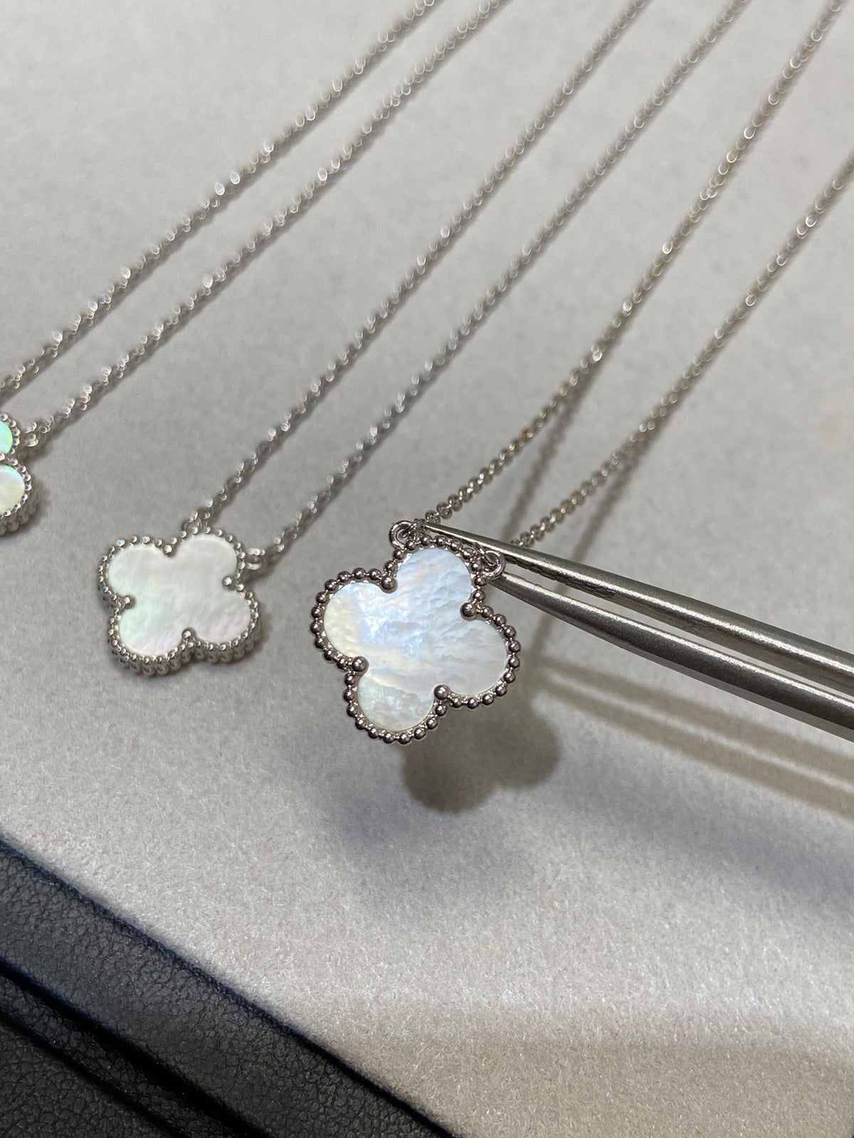 [Royal&Vicky]CLOVER MEDIUM SILVER WHITE MOP NECKLACE