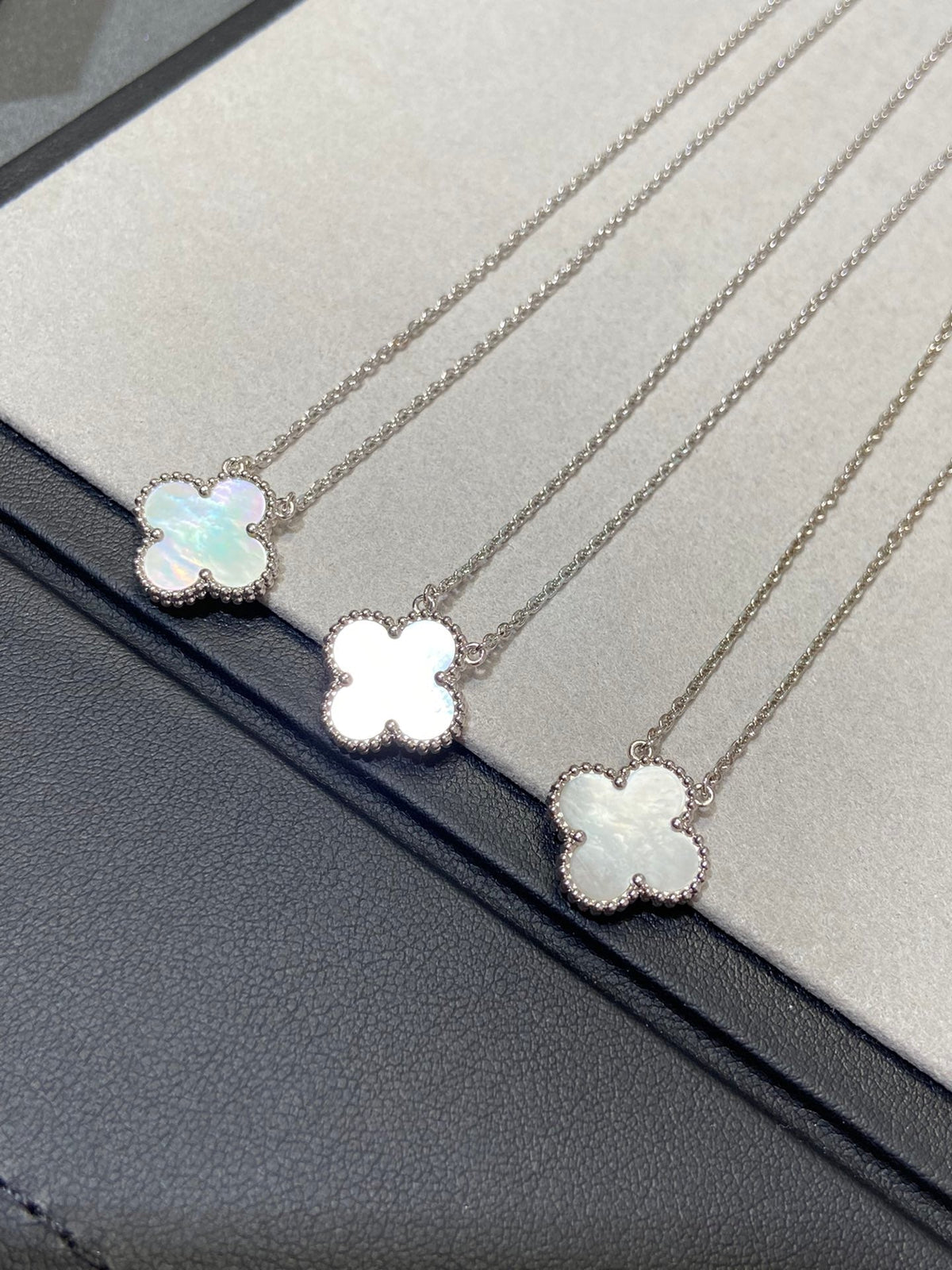 [Royal&Vicky]CLOVER MEDIUM SILVER WHITE MOP NECKLACE