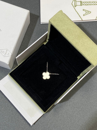 [Royal&Vicky]CLOVER MEDIUM SILVER WHITE MOP NECKLACE
