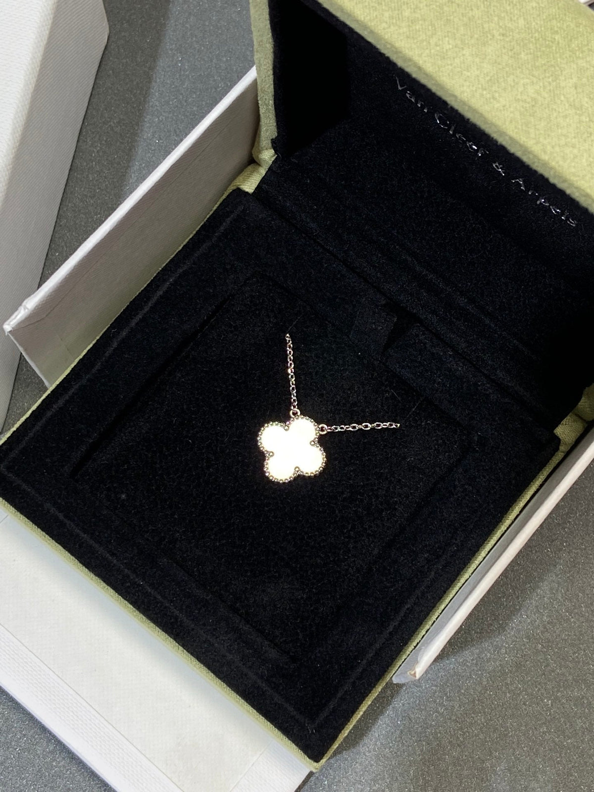 [Royal&Vicky]CLOVER MEDIUM SILVER WHITE MOP NECKLACE