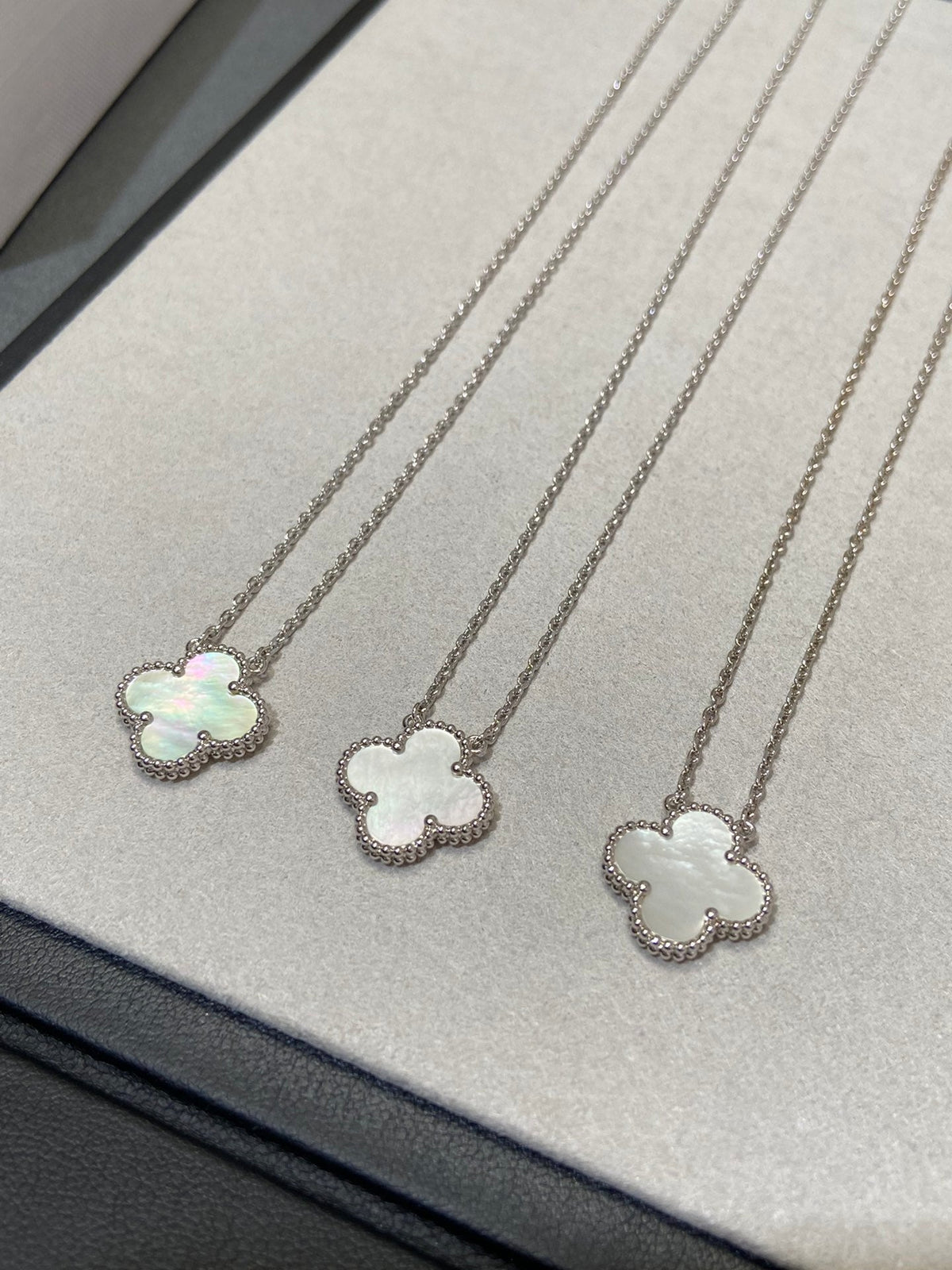 [Royal&Vicky]CLOVER MEDIUM SILVER WHITE MOP NECKLACE
