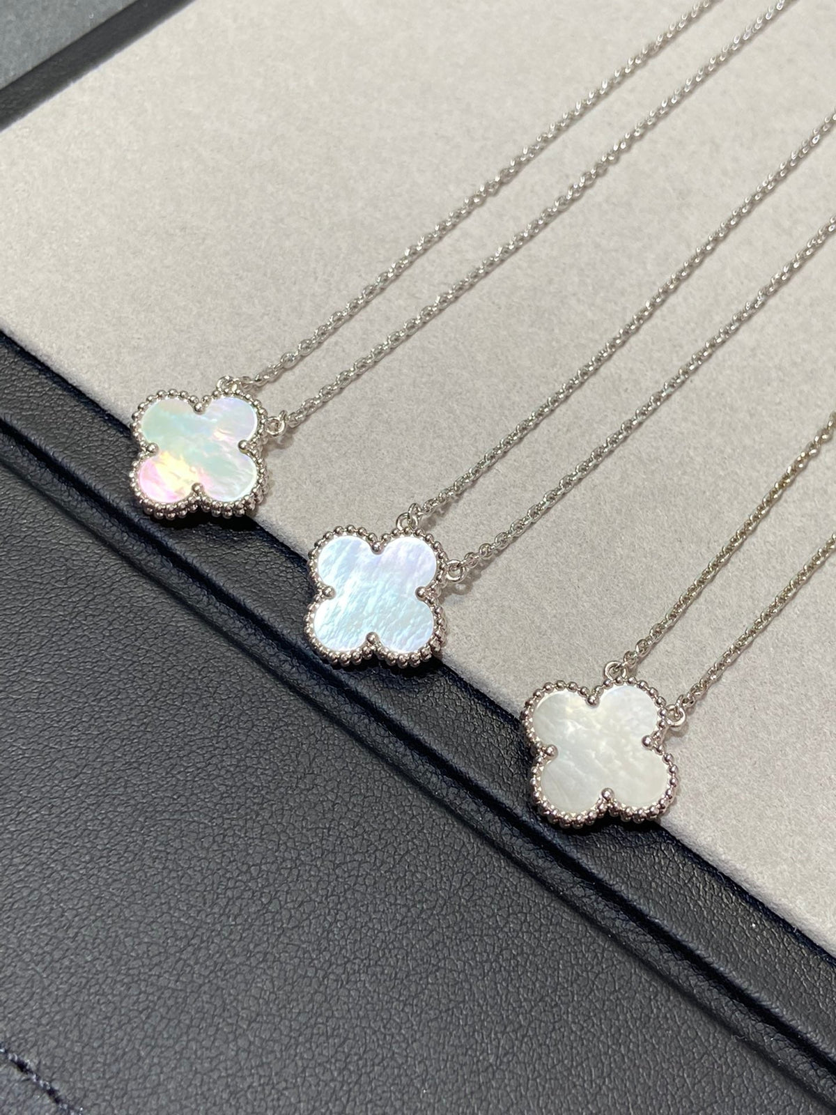 [Royal&Vicky]CLOVER MEDIUM SILVER WHITE MOP NECKLACE