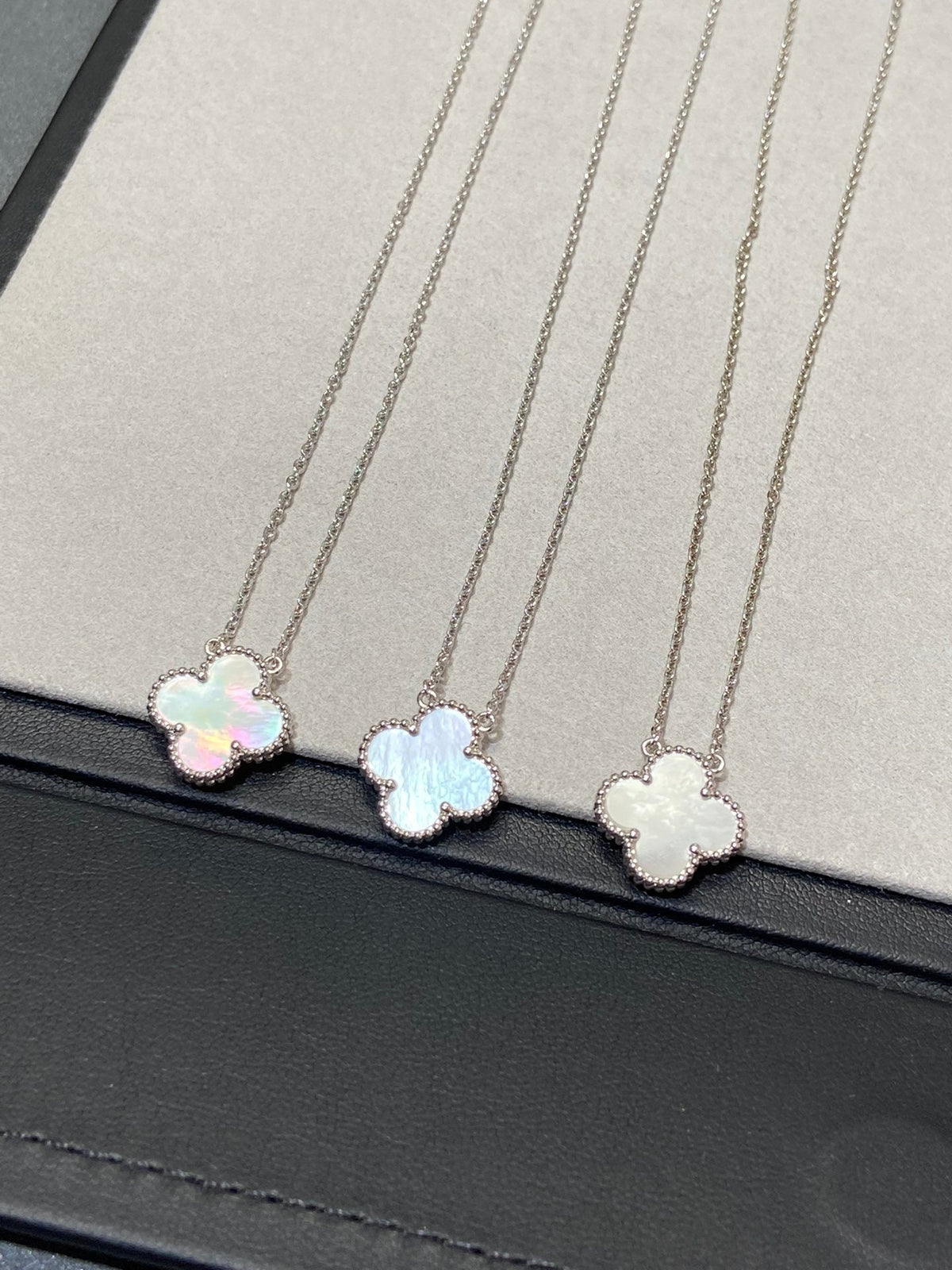 [Royal&Vicky]CLOVER MEDIUM SILVER WHITE MOP NECKLACE