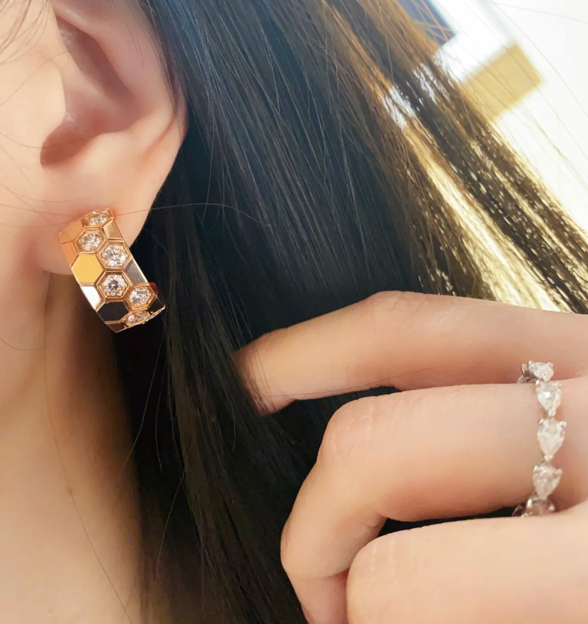 [Royal&Vicky]BEE LOVE DIAMOND HOOP EARRINGS