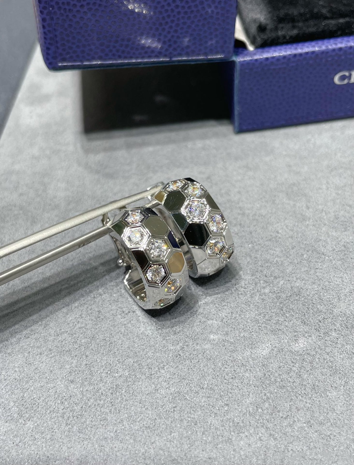 [Royal&Vicky]BEE LOVE DIAMOND HOOP EARRINGS