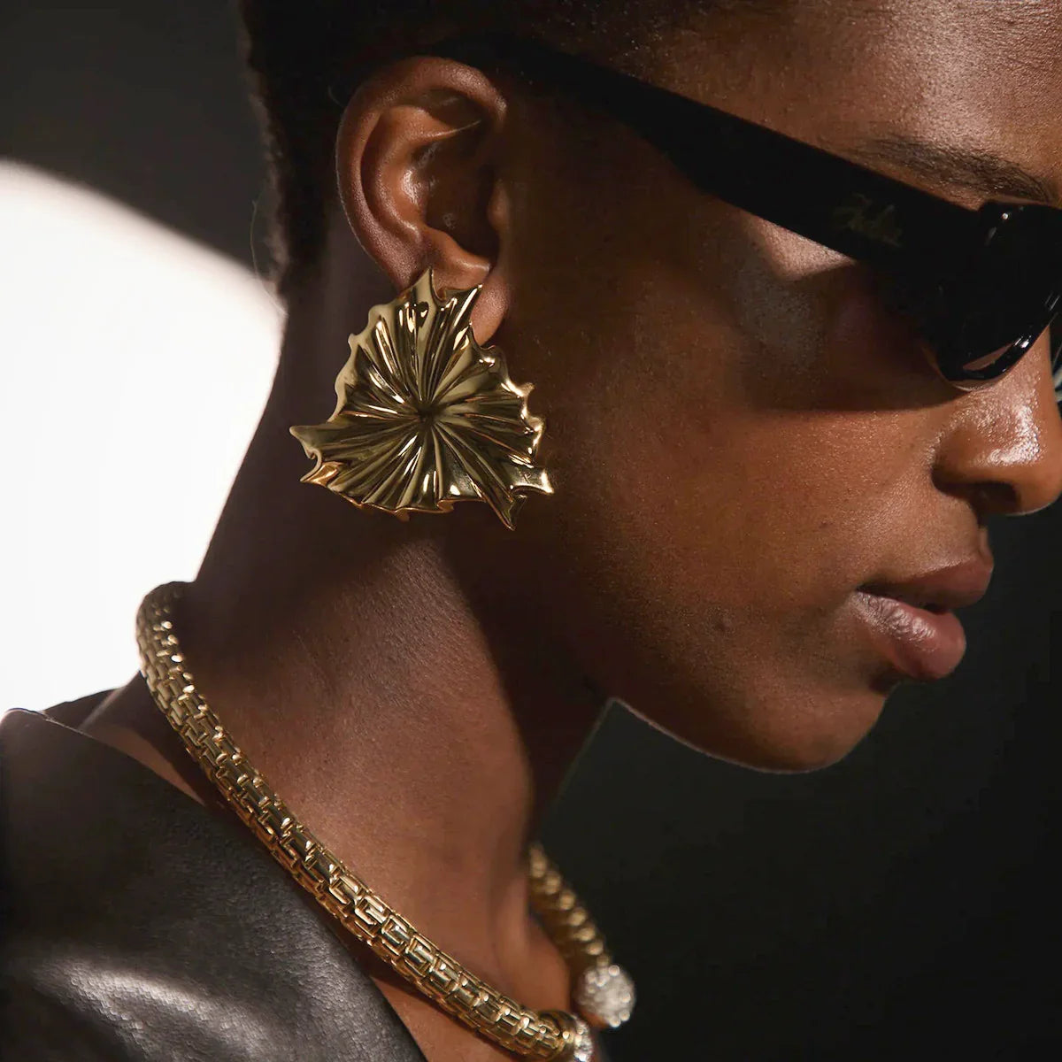 [Royal&Vicky]Rafaela Sculpted Petal Gold Earrings