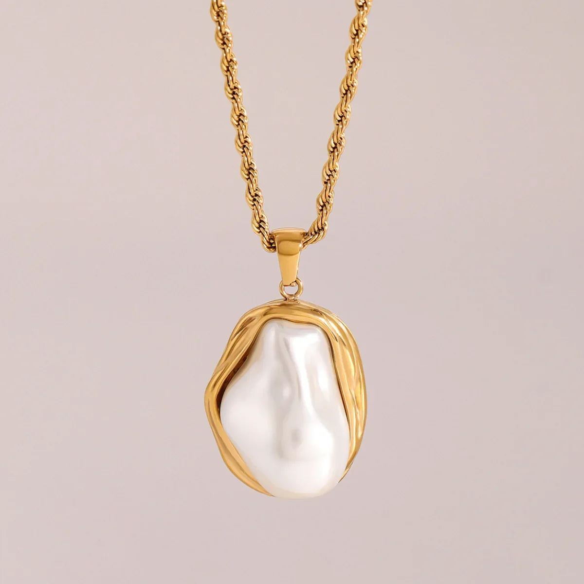 [Royal&Vicky]Carly Mother Of Pearl Pendant